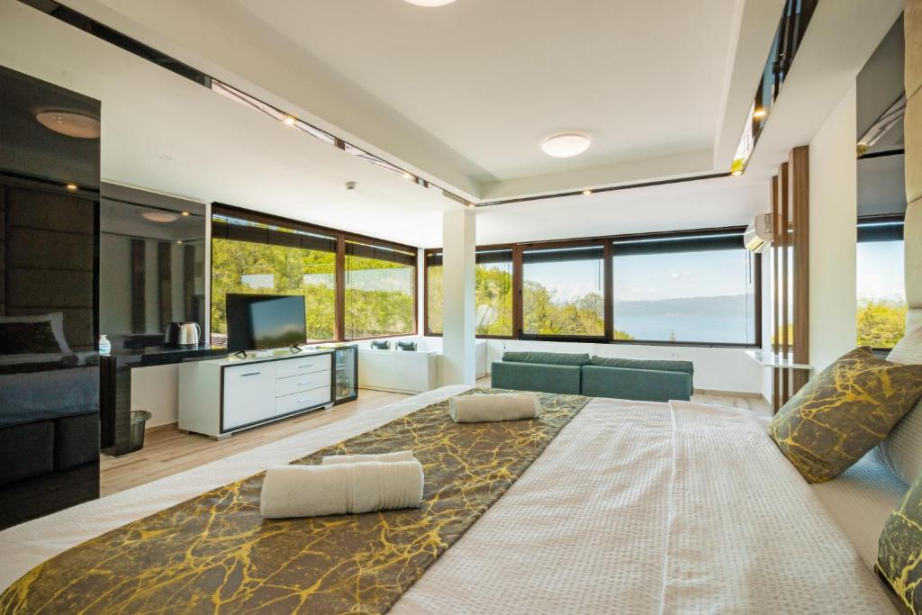 ein großes Wohnzimmer mit einem großen Teppich in der Unterkunft Apartments BRAVO in Ohrid