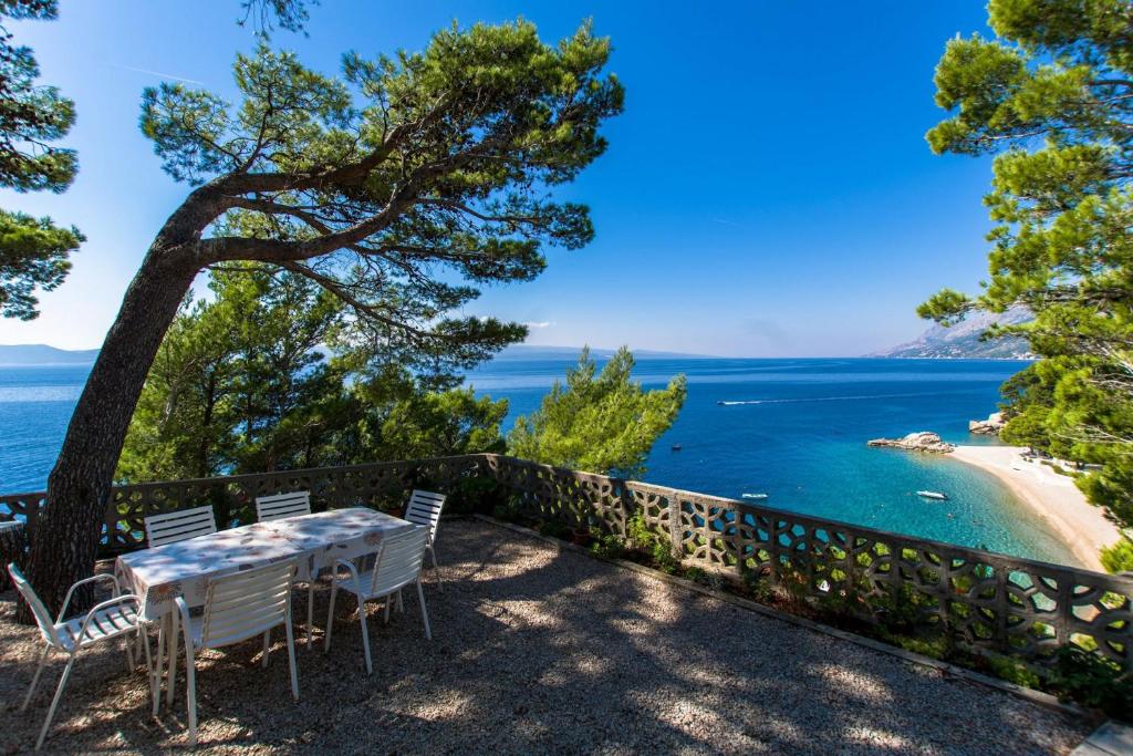 una mesa y sillas en un balcón con vistas al océano en Apartments Anka - amazing location, en Brela