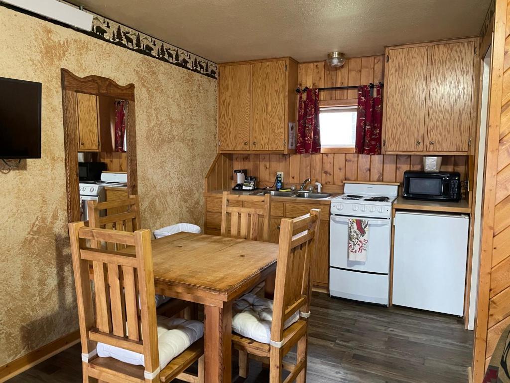 A kitchen or kitchenette at The Longhorn Ranch Resort Lodge & RV Park