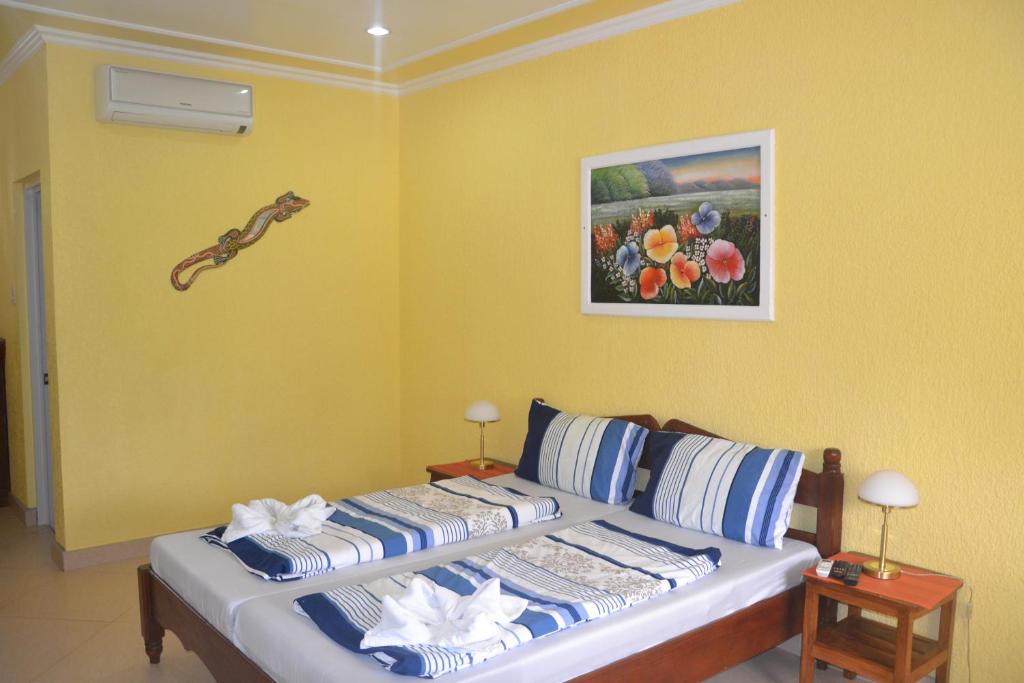 Postel nebo postele na pokoji v ubytování Malapascua Garden Resort