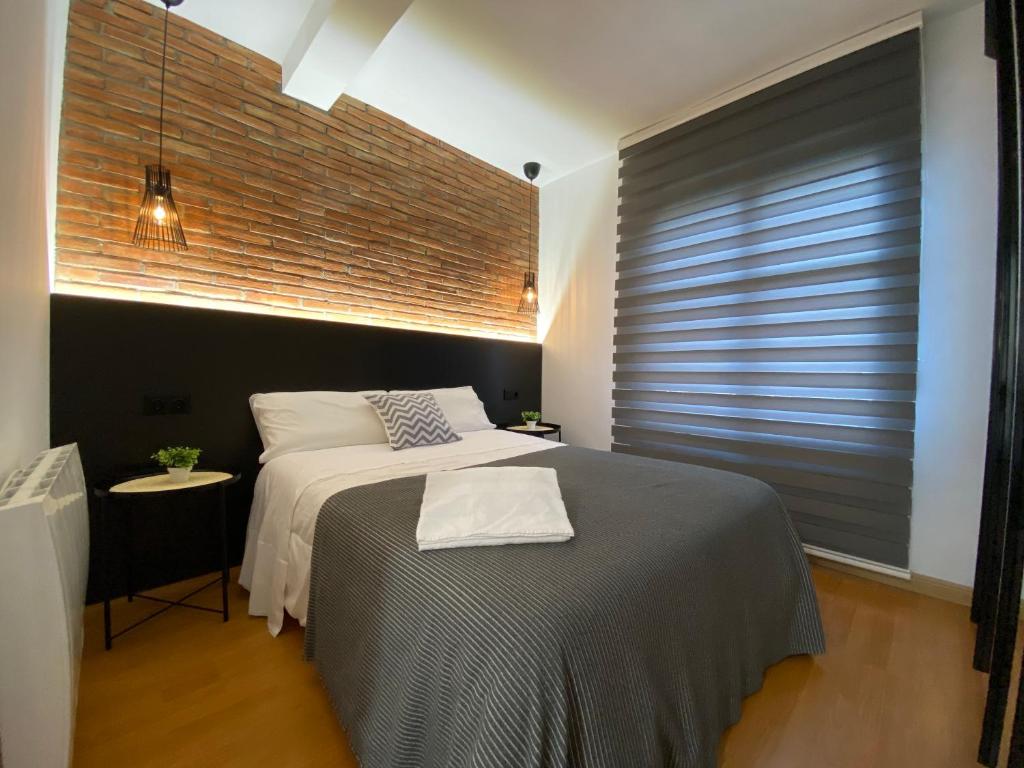 ログローニョにあるApartamento La Redonda Catedral y aire acondicionadoのベッドルーム1室(ベッド1台、大きな窓付)