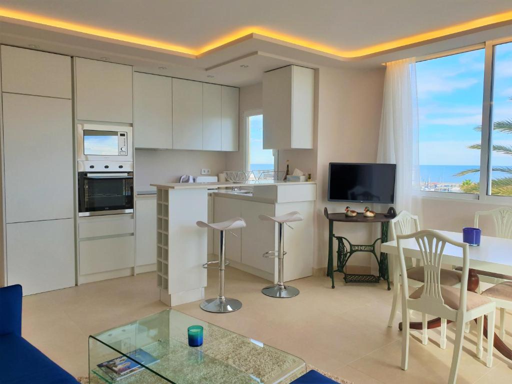 Kuchyň nebo kuchyňský kout v ubytování FANTASTIC APARTMENT IN FRONT OF THE SEA & MARINA