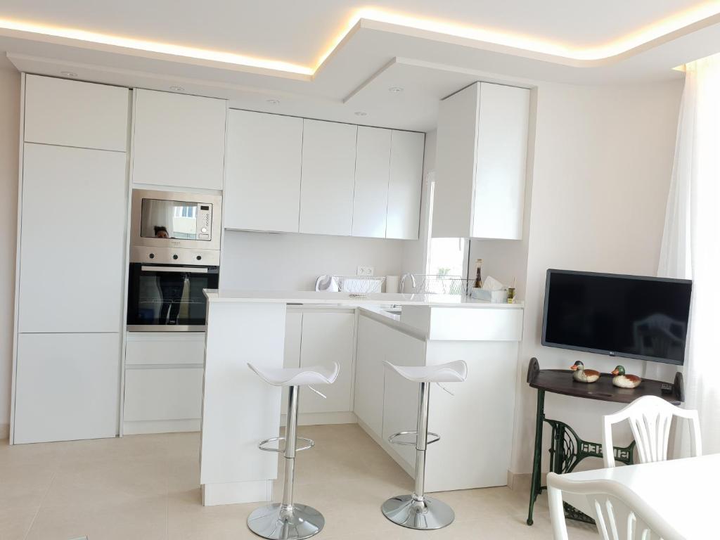 Kuchyň nebo kuchyňský kout v ubytování FANTASTIC APARTMENT IN FRONT OF THE SEA & MARINA