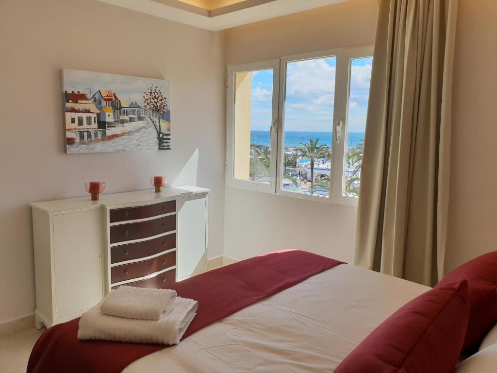 Postel nebo postele na pokoji v ubytování FANTASTIC APARTMENT IN FRONT OF THE SEA & MARINA