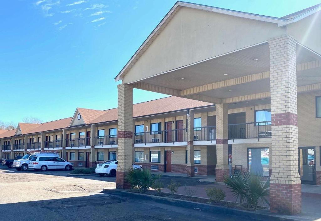 un grande edificio con auto parcheggiate in un parcheggio di SureStay Hotel by Best Western Richland a Richland