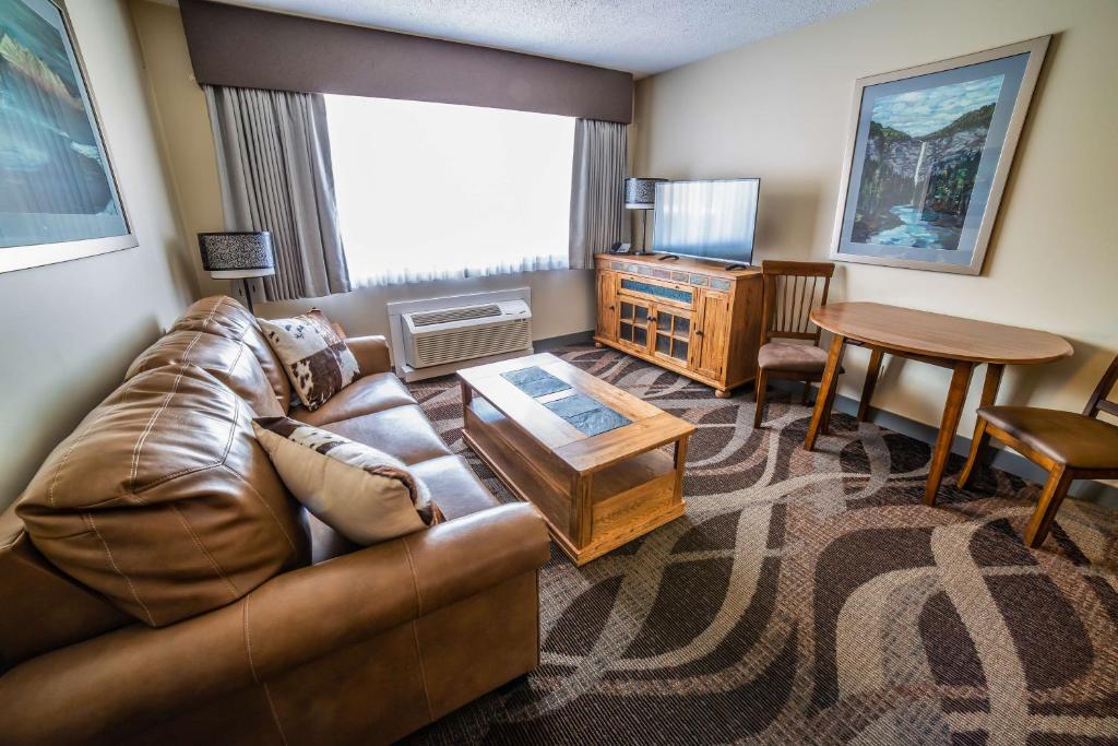 TV a/nebo společenská místnost v ubytování Prestige Hudson Bay Lodge & Conference Centre, WorldHotels Crafted Collection