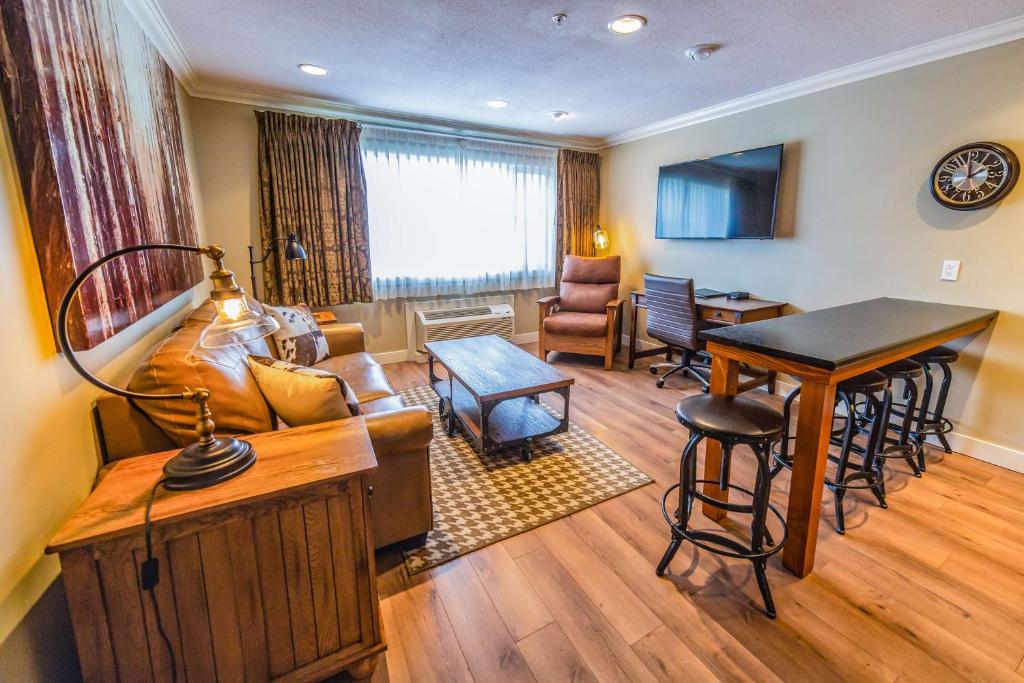 Posezení v ubytování Prestige Hudson Bay Lodge & Conference Centre, WorldHotels Crafted Collection