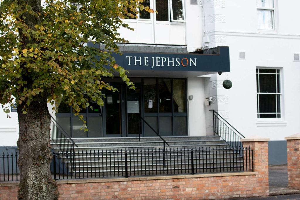 um edifício com uma placa que lê as luzes acesas em The Jephson Hotel; BW Signature Collection em Leamington Spa