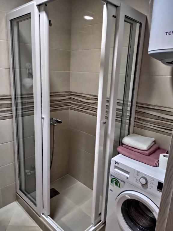 een wasmachine in een badkamer met een wasmachine bij Apartment Anagastum in Nikšić