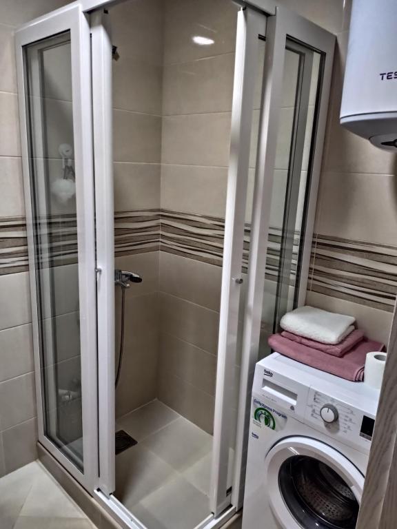 ニクシッチにあるApartment Anagastumの洗濯機付きのバスルーム