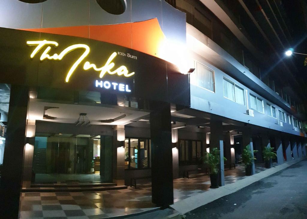 een hotel met een bord aan de zijkant van een gebouw bij The Inka Hotel in Nakhon Si Thammarat