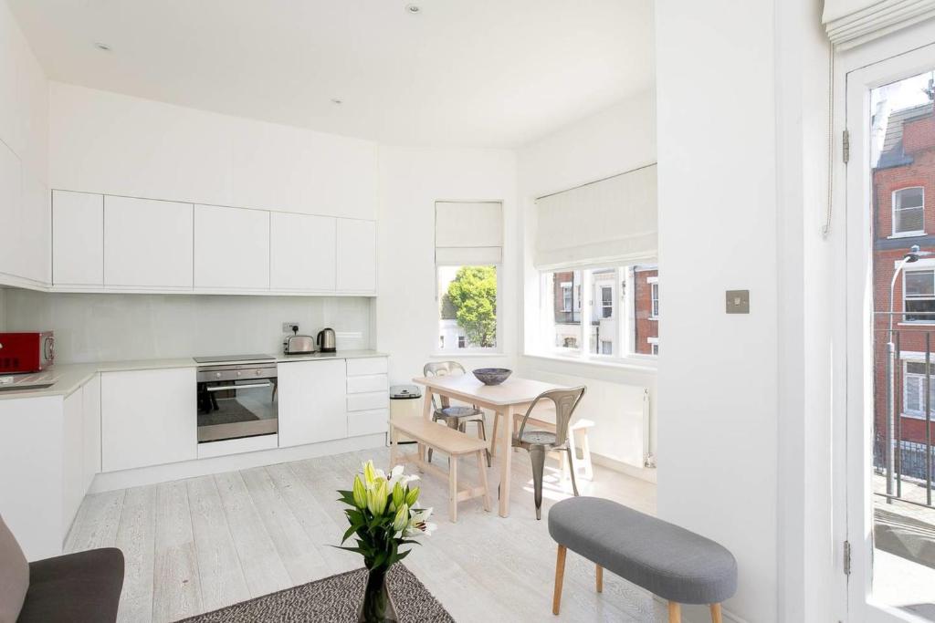 GuestReady - West Kensington Home wBalconyにあるキッチンまたは簡易キッチン