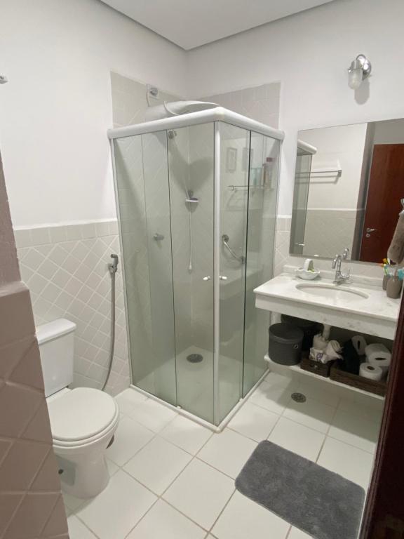  Casa em condomínio próximo ao centrinho e a praia.