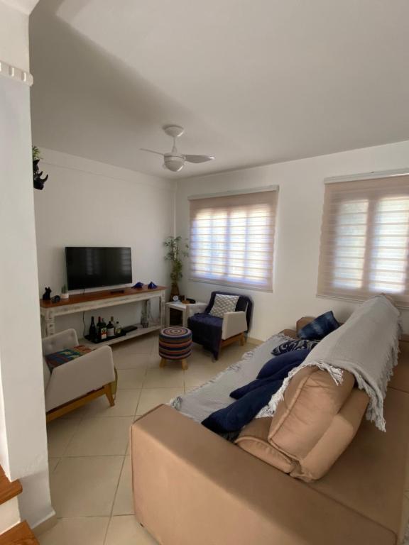  Casa em condomínio próximo ao centrinho e a praia.