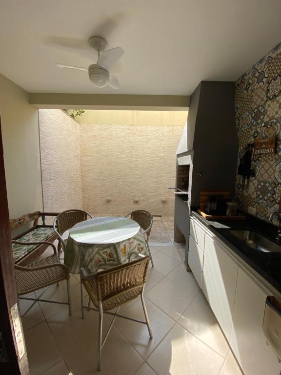  Casa em condomínio próximo ao centrinho e a praia.