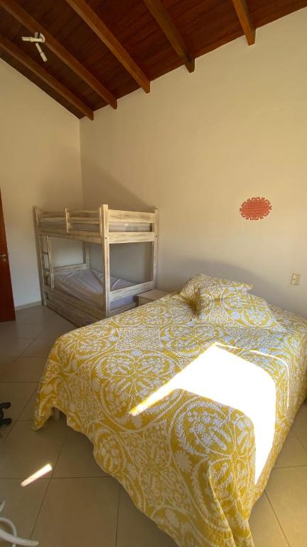  Casa em condomínio próximo ao centrinho e a praia.