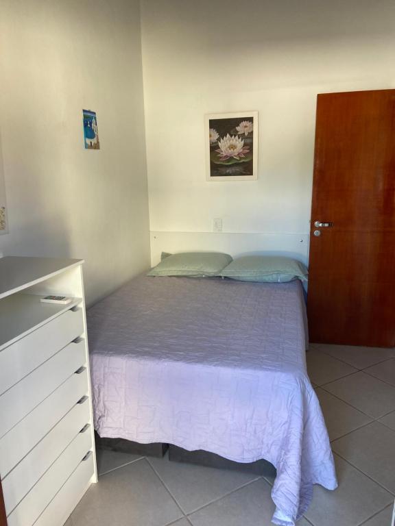  Casa em condomínio próximo ao centrinho e a praia.