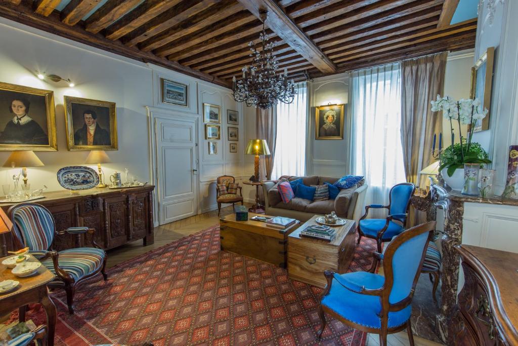 sala de estar con sofá y mesa en Room in Guest room - This 10th Century home sits in an extraordinary setting in the center of Orleans en Orléans