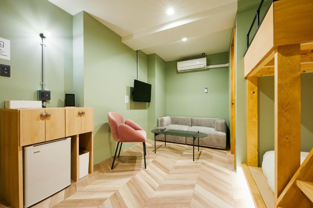 TV a/nebo společenská místnost v ubytování mizuka Daimyo 7 - unmanned hotel -