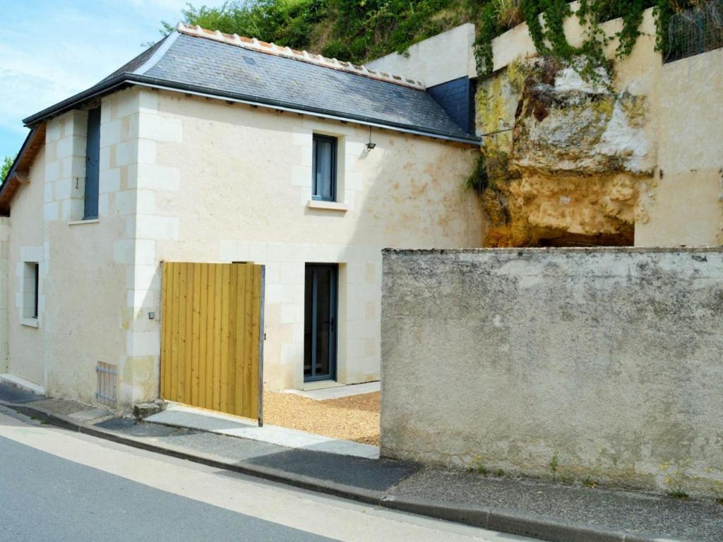 a building with a wooden door on the side of a street at Gîte Savonnières, 2 pièces, 2 personnes - FR-1-381-280 in Savonnières