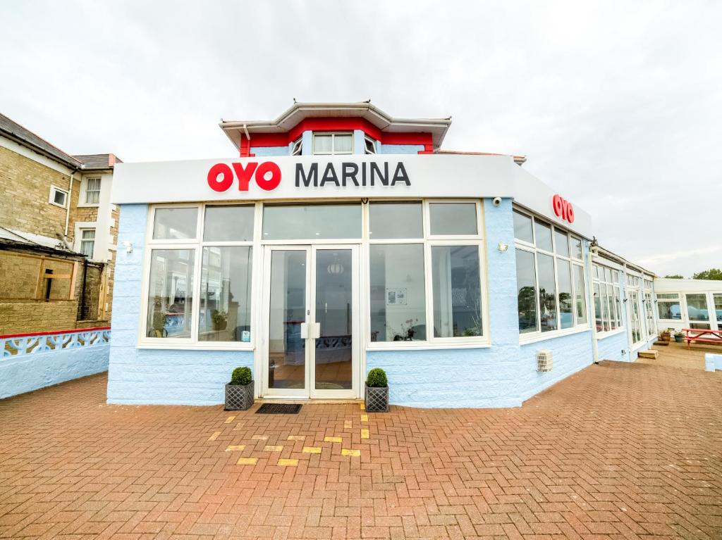 un edificio azul con un cartel que dice puerto deportivo de oxmo en Marina en Sandown