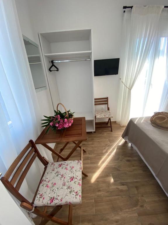 Reginas Apartments - Deluxe Queen Studio
