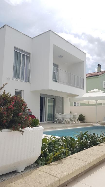 Bazén v ubytovaní Luxury Villa Teuta with Heated Pool alebo v jeho blízkosti