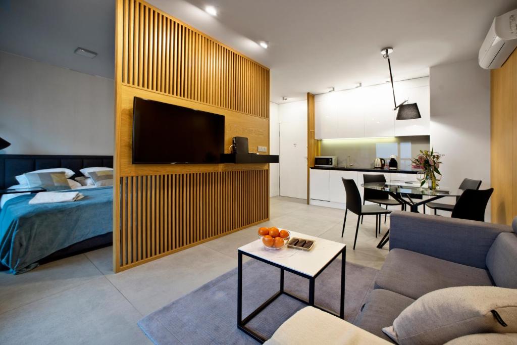Televízia a/alebo spoločenská miestnosť v ubytovaní Mennica Residence Deluxe