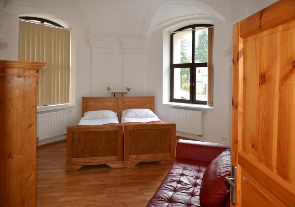una camera con due letti e una finestra di KostelApartmány a Liberec