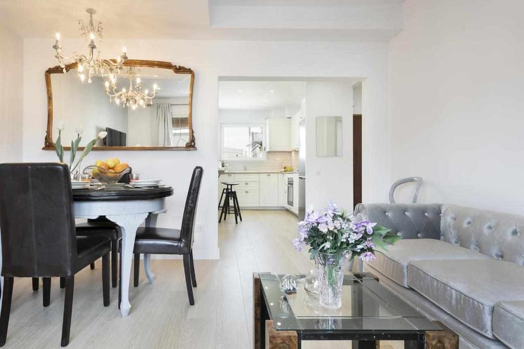 a living room with a couch and a table at Apartment Leonor in Barcelona