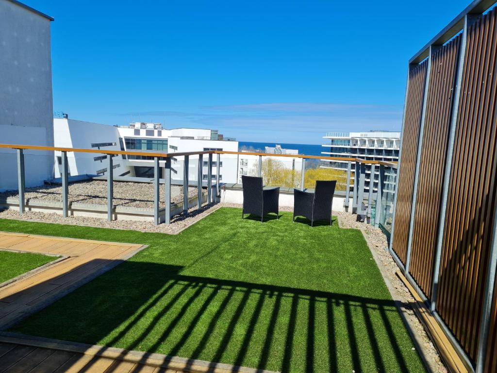 balkon z zieloną trawą na dachu budynku w obiekcie ApartamentyPrzyMorzu Olympic Park z Prywatnym Tarasem z Widokiem Na Morze w Kołobrzegu