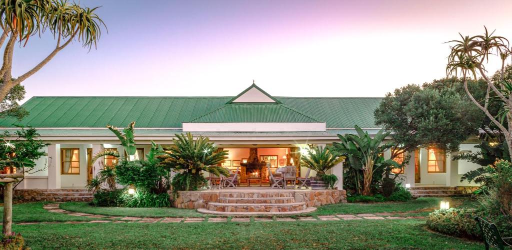 una casa con techo verde en Dune Ridge Country House, en St Francis Bay