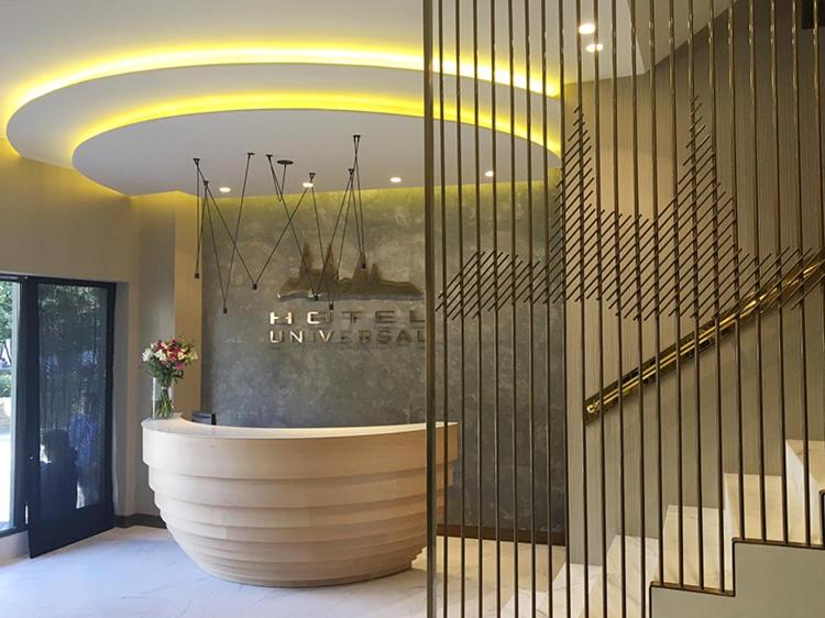 a lobby with a large tub in the middle of a building at Hotel Universal in Santiago de Compostela