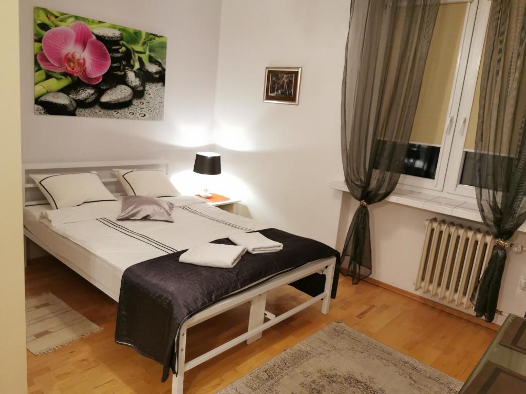 Cama o camas de una habitación en Klimatyczna kawalerka w centrum Warszawy