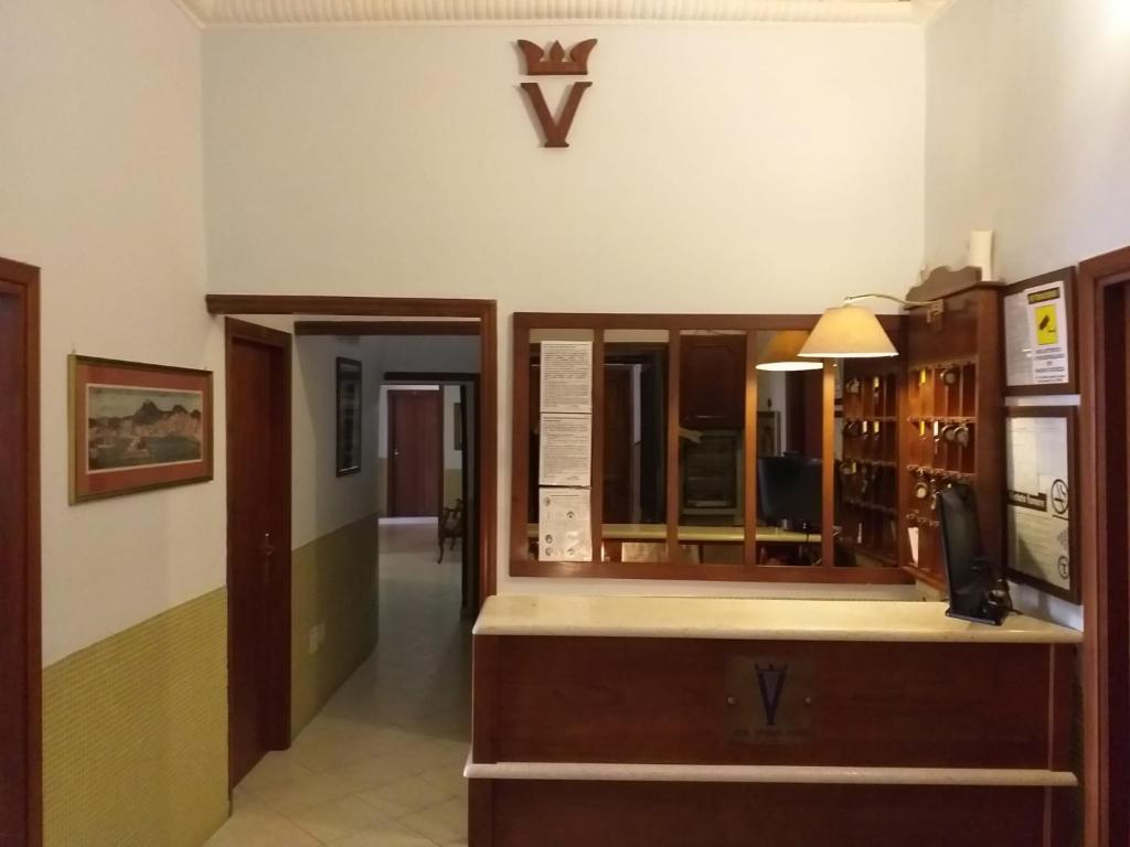 una oficina de abogados con un escritorio y un cartel en la pared en Hotel Vittorio Veneto Napoli, en Nápoles