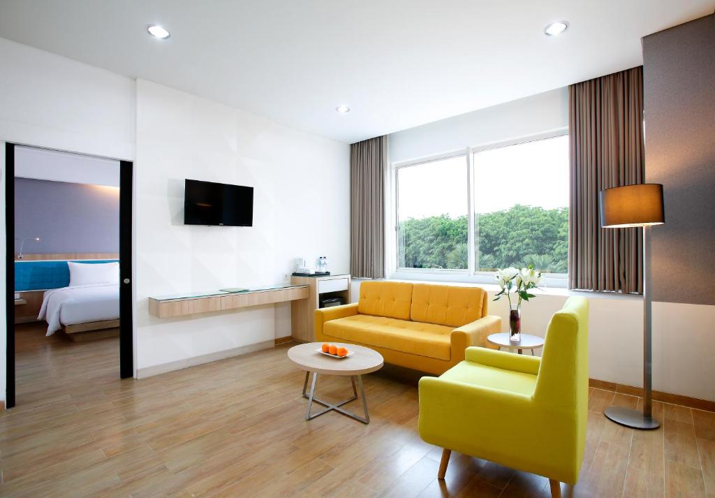 TV a/nebo společenská místnost v ubytování Hotel Santika Kelapa Gading