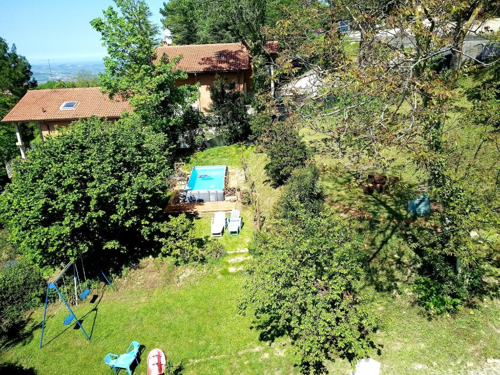 widok na dom na wzgórzu w obiekcie Charming House near Monteciccardo with Private Pool w mieście Monteciccardo