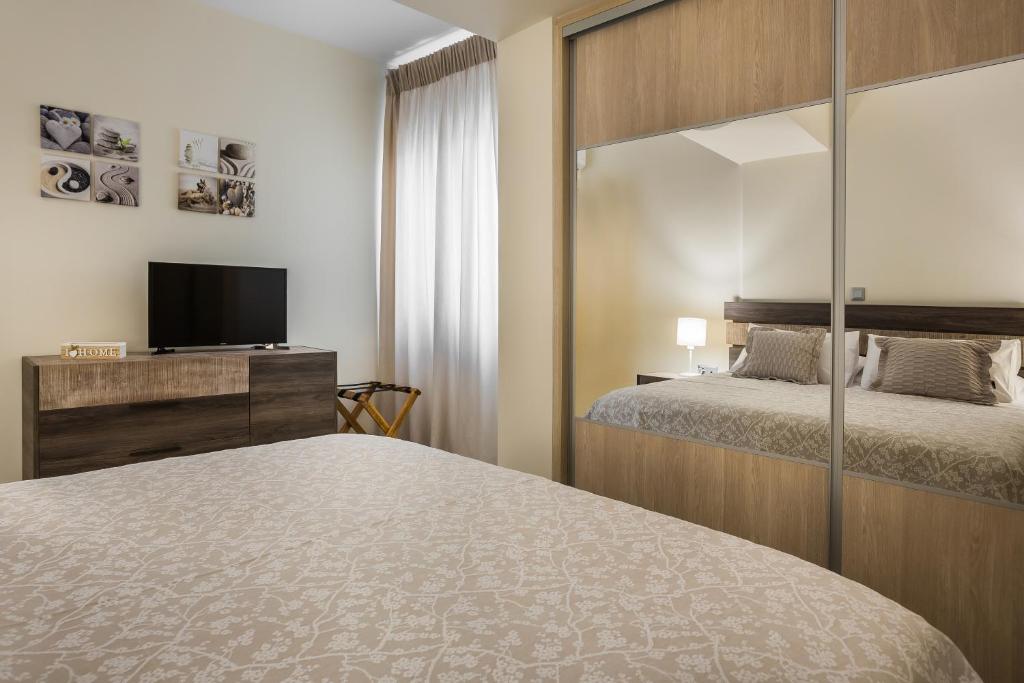 A bed or beds in a room at Serenity Home