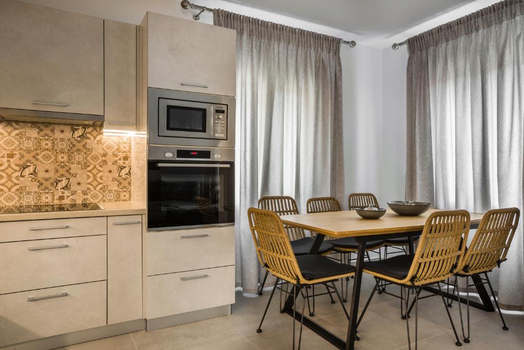 A kitchen or kitchenette at Serenity Home