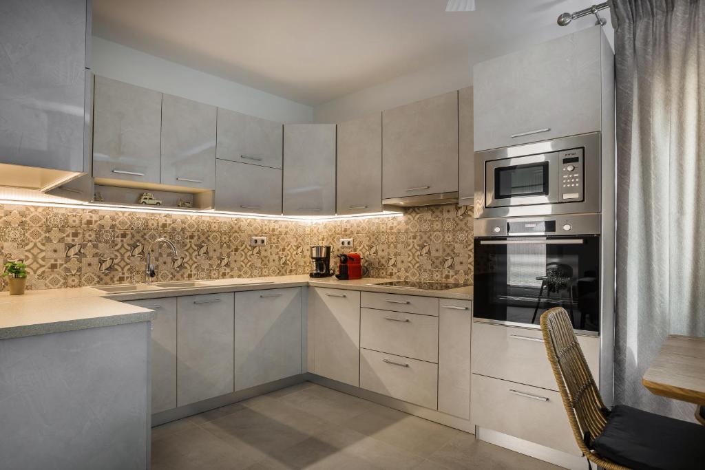 A kitchen or kitchenette at Serenity Home