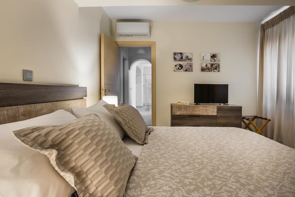 A bed or beds in a room at Serenity Home