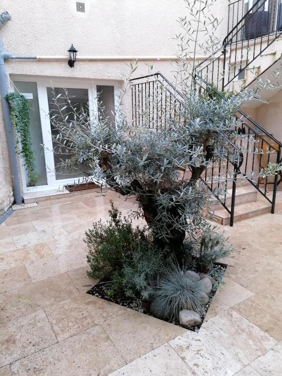 une usine en face d'un bâtiment avec escalier dans l'établissement Appartement PERIGUEUX Garage attenant Fibre Climatisation, à Périgueux
