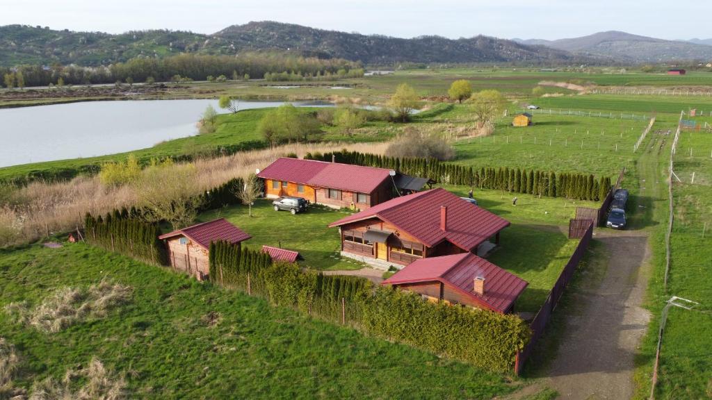 - une vue aérienne sur une ferme avec une maison dans l'établissement Casa de la Lac, à Sighetu Marmaţiei