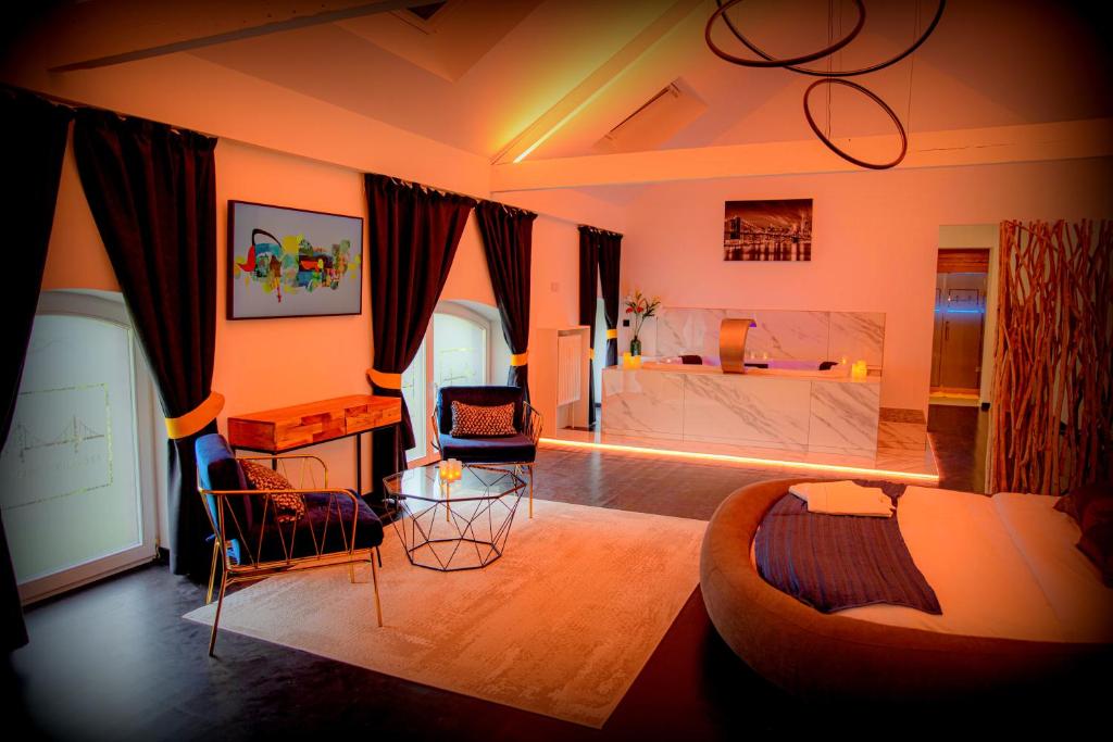 un soggiorno con divano e una camera da letto di Lofts in town a Huy