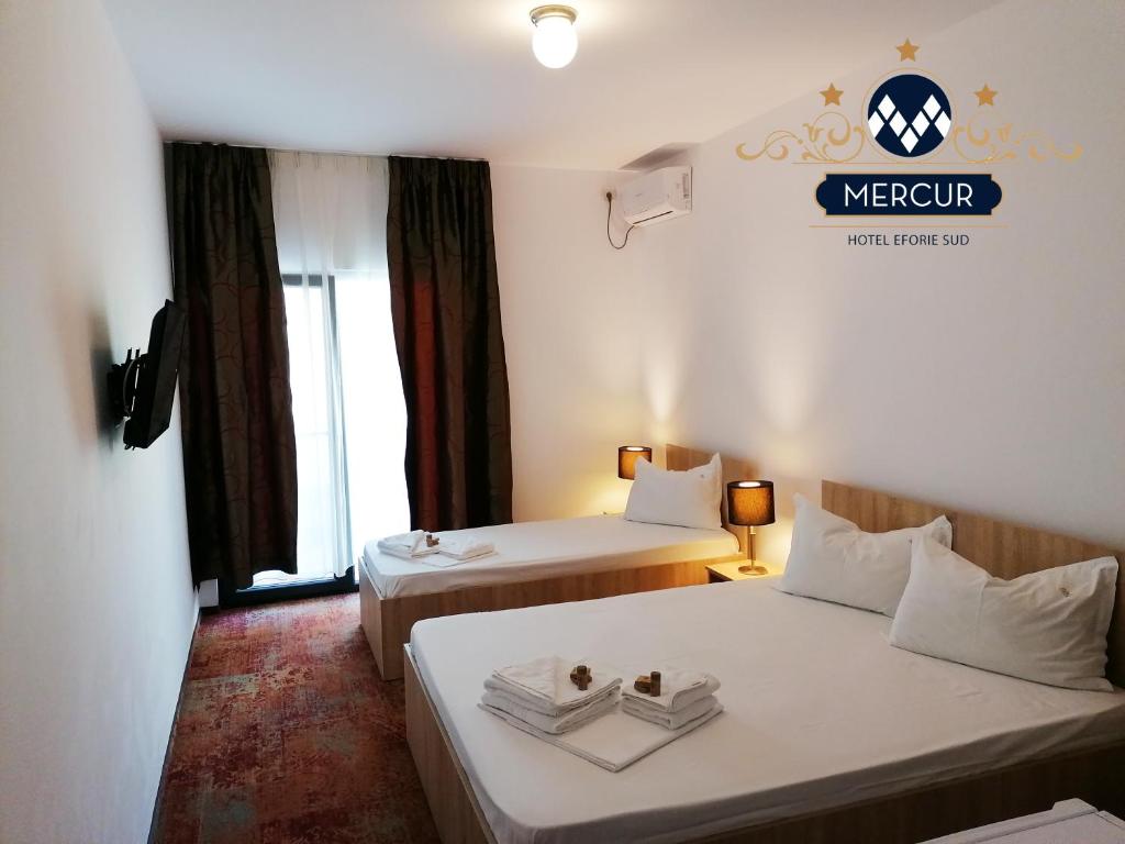 Postel nebo postele na pokoji v ubytování Hotel Mercur