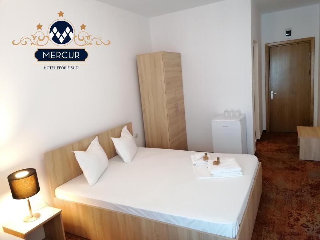 Postel nebo postele na pokoji v ubytování Hotel Mercur