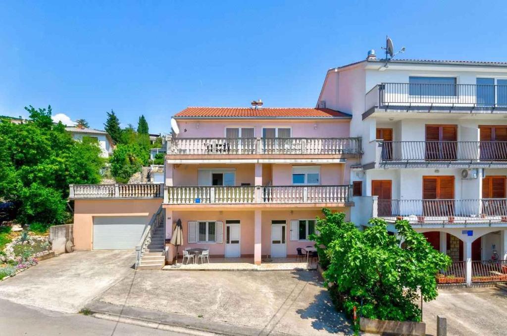 een groot appartementencomplex met veel balkons bij One-Bedroom Apartment Crikvenica 22 in Crikvenica