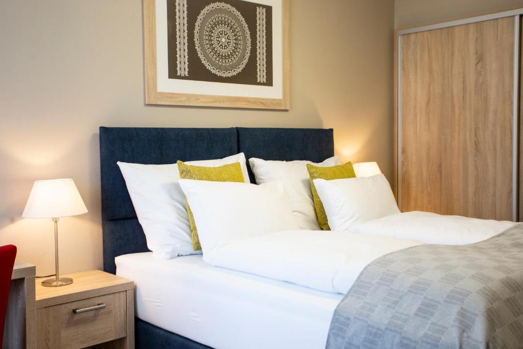 バンスカー・シュチャヴニツァにあるSALAMANDRA Hotelのベッドルーム(白い枕の大型ベッド1台付)