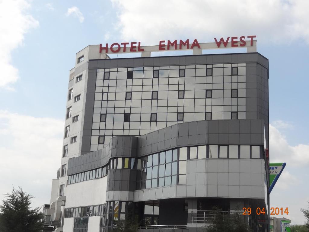 un hotel emiya edificio oeste con un cartel en él en Hotel Emma West en Craiova