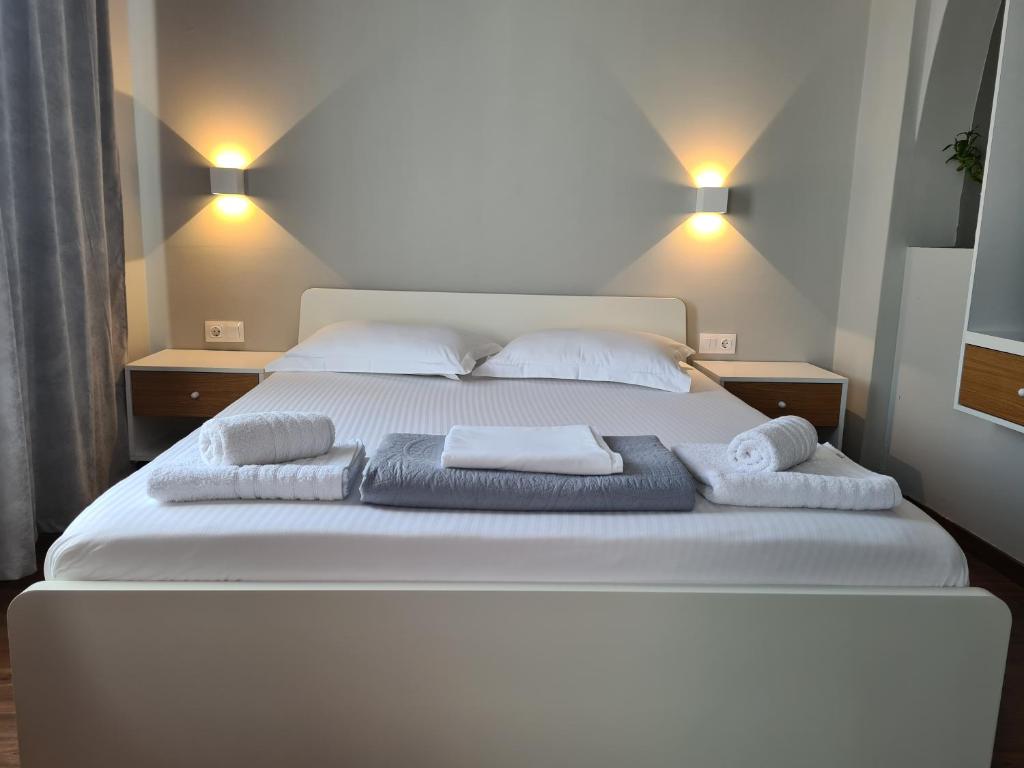 Posteľ alebo postele v izbe v ubytovaní RED ROOMS TSIMISKI 60